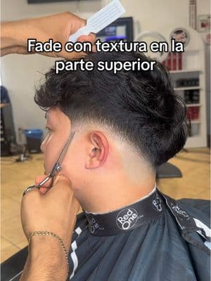 Fade con textura en la parte superior #selftaughtbarber #barberlife #barberstyle #vshape #burstfade #labarber #losangelesbarber #midtaper #menshaircut