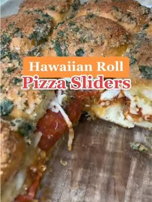 These Hawaiian Roll Pizza Slider are extremely delicious and easy to make!!! 🤤🍕 Great for a party or gathering! #Recipe #EasyRecipes #partyfood #mealidea #pizza #sliders #tailgatingfood #superbowlfood #hawaiianrolls  