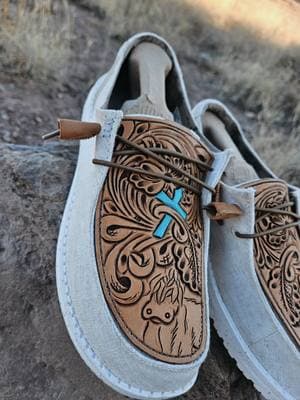 #customleather #leatherwork #custommade #handmade #customshoes #shoes #madeinarizona #arizonacheck #chinovalley #prescottaz #easydiy #flexeveryangle #foryou #foryoupage 