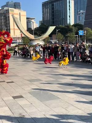 When traditional Chinese lion dancing meets new technology, the cyber lion dance is sure to wow you!#Xinjiang #funnyy