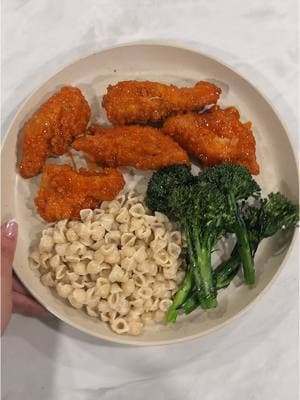 team salty & savory period cravings — hot honey chicken tenders, goodles white cheddar mac & cheese, broccolini  #girldinner #cravingsatisfied #hothoney #chickentenders #macandcheese 