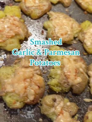 These potatoes are to die for !! Comment “Recipel for access to my 🆓 healthy recipe Website !! #EasyRecipes #recipesforyou #garlicparmesan #cheesypotatoes #calories 