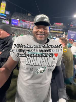 watch how his face lit up when he saw us 🥹❤️ twwiiiin #fyp #flyeaglesfly #gobirds #superbowlbound @Philadelphia Eagles 