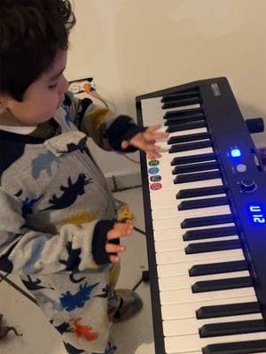 Do Re Mi 🎶 ¡Amazing! Musician in the making 🎹 Paro pal barrio recomienden escuela de música 😁🙃😶#toddlermusician #smarttoddler #threeyearold #fyp #foryoupage #toddlerboy #babylife 