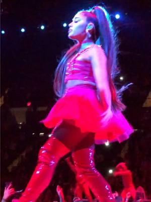 It’s been over 5 years. I need this woman back on tour. Video taken by me♥️ #ariana #arianagrande #arianagrandebutera #swt #sweetenerworldtour #sweetenertour #glinda #eternalsunshine #arianator 