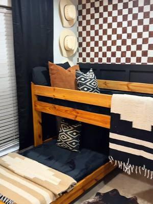 Bunkroom Reveal 🖤 📸 : @thefergfarm  Wallpaper: @Wall Blush @Chelsea DeBoer  Throw Blankets: @petradeluna  #bunkbed #bunkbeds #bunkroom #westernhome #bohohomedecor #bohohome #westernhomedecor #westernboho #kidsroom #kidsroommakeover #kidsroomideas 