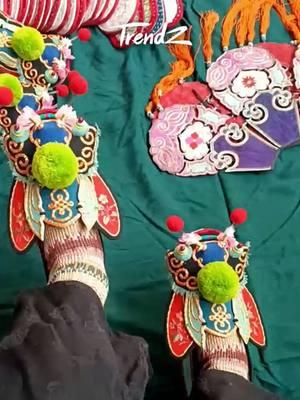 A traditional shoecraft from Shandong province, this pair of shoes is stitched in the shape of a cicada. The cicada's cry (蝉鸣) is very loud in summer, so the meaning of the shoes is associated with the word '鸣,' wishing the child to achieve a great success (一鸣惊人).#Shandong #traditional #shoecraft