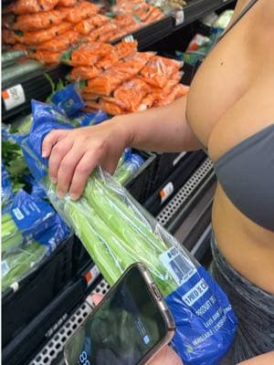 Juicing for the weekend 🥒 #shopping #candid #groceryhaul #latina #explore #fyp 