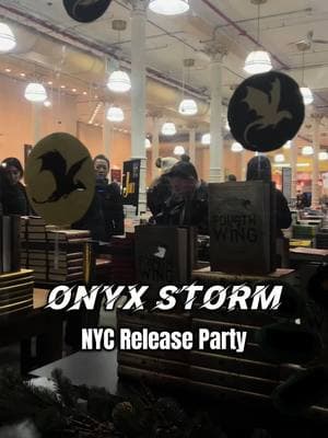 watch the full vlog on my YouTube channel!🖤 #onyxstorm #fouthwing #redtowerbooks #BookTok #bookish #nyc #barnesandnoble 