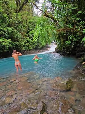 @Costa Rica #likeandfollowforyoupage #costaricahiking #viajar #cascadas #bajosdeltoro #lafortunacostarica #traveltiktok #costaricatiktok #costaricatravel #costarica #bluefallsofcostarica #bluefalls #girltravel  #girlstrip #paridise 