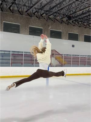 This sound lives rent free in my head ⛸️ figure skating edition✨ #figureskating #sport #IceSkating #practiceoutfit #haveyouever #skatingtricks 