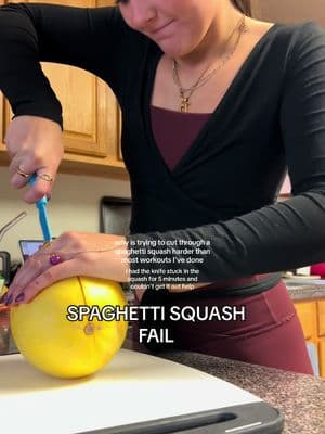 I WAS STRUGGLINGGGG never doing this by myself again 😖😖😖😖 #spaghettisquash #mealprep 