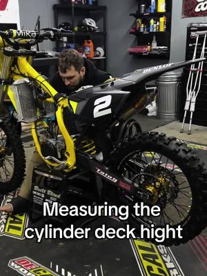 Measuring the cylinder deck hight on this Suzuki RM250. #suzuki #deckhight #caliper #2stroke #dirtbike #rm250 #cylinder 