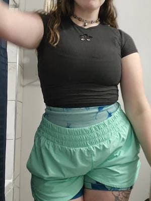 #OOTD #fotd #gymfit #girlswhogym #greenshorts #blackcroptop #birthdayfit #choker #legday #mightbesore 