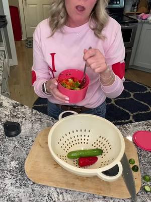 YOU NEED TO TRY this SPICY CUCUMBER AND SWEET PEPPER SALAD today! DELICIOUS and so HEALTHY!  1 TBSP Sesame Ginger dressing  1/2 tsp. chili crisp  1 tsp. Everything bagel seasoning  #giddyupbitches #tightjeans #LifeHack #cucumberpeppersalad #spicy #salad #healthysnacks #sweetpepper 