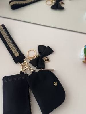 Only add a moñito🎀🖤#lululemon #keychain #pretty #coquette #fyp #parati #pageforyou #moño #black #cute #girl #your #señal #buy #this #keychain #girls 