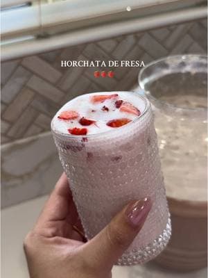 Now this is my type of pink drink 🥤🍓😍 #horchatadefresa #horchatarecipe #aguafresca #aguafrescadehorchata #strawberryhorchata #mexicanrecipe #EasyRecipe #fyp #fyp #fypシ #parati 