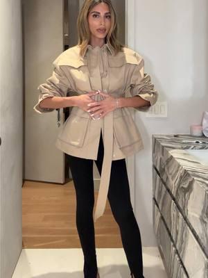 Am I giving casual safari lol  #nycoutfit #outfitinspo #fashiontrends #2025fashiontrends #wardrobenyc #splitanklepants #splitankleleggings #ootdnyc #ootnnyc #bottegapouch 