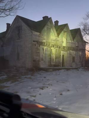 Did you see a face? Should I even go inside? #scarystories #paranormal #hauntedhouse #disturbingvideos #abandoned #lostplace 