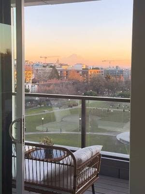 #washingtonstate #seattlesunrise #seattle #sunset #sunsets #sunsetlover #sunsetseason #apartment #apartmentinspo #mtrainier #view #apartmentliving #vibe #sunrise #sunriseview #sunsetview #sunsetviews #balcony #balconymakeover #balconyview #balconyinspo #balconydecor 