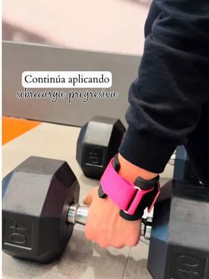 Se te dificulta levantar más peso en el gym? Aquí te dejo 2 tips clave para progresar🔥 1️⃣ No te saltes el día de tren superior👀Fortalecer tus brazos y espalda hará que puedas levantar más peso y entrenar tus piernas con mayor fuerza.🔥Todo está conectado🫶🏼 2️⃣ Usa straps en las muñecas: Este accesorio te ayudará a sostener el peso pesado🫶🏼 Así podrás enfocarte en ejecutar mejor el ejercicio🏋️‍♀️ Pequeños ajustes, grandes resultados😎 Mis straps son de @fitgirl 🫶🏼 Guarda y comparte❤️ #astridochoafit #sobrecargaprogresiva #straps #fitnesstio #GymLife #RDL #legday #gym #piernas #onfire #piernasdeacero #nike #entrenamiento #latina #venezuela #fit #saludable #healthy #gymrats #motivacion #motivation #gymhack #wriststraps 