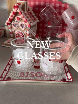 Confession: I have a thing for holiday glassware, and these new Valentine’s Day beauties had to be added to my collection! 💌🎀 Plus, how perfect is this tiny floral vase? So CUTE 💋 #valentines #anthropologie #anthrohome #valentinesdaygift #valentinedecor #homedecor 