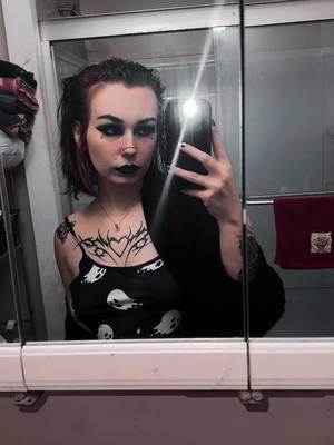 Weird flex, but I can sing every @badomensofficial song word for word 🔪😬  @Sumerian Records #sumerianrecords #badomen #dethrone #noahsebastian #goth #gothgirl #gothmakeup #darkmakeup #altmakeup #alt #altgirl #tattoos #tattooed #piercings #nosechain #splitdyedhair 