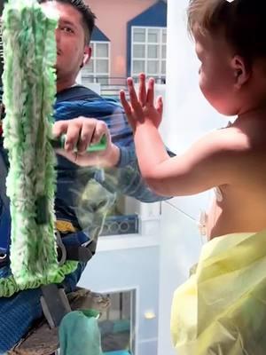 We can't handle how sweet this is. #actsofkindness #windowwasher #cutekid #smileykid