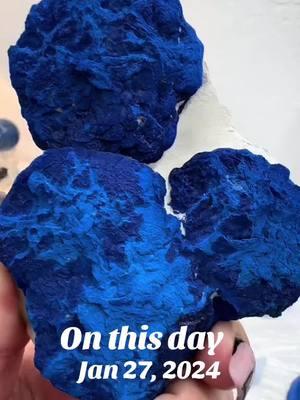 Be still my heart these Azurite Suns from Australia are absolutely incredible. I still have some of these beauties, it’s about time to bring them out again.  @Healing Spirit Sanctuary  #healingspiritsanctuary #azurite #gemshow #minerals #blueaesthetic #indigo #beautifulview #mineralspecimen #rockhound #tucson #onthisday 