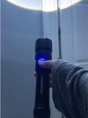 The best led flashlight 🔦 #unaikooledflashlight #flashlight #flashlights #seasonalgems #TikTokShop #emergencyessentials 