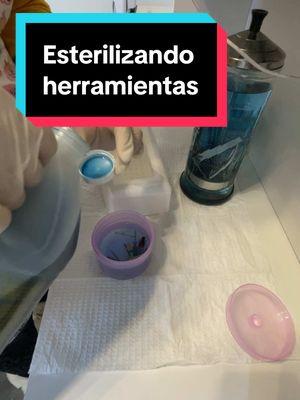 Chicas para mi la salud es lo mas importante y prevenir contagios de cualquier bacteria o hongo es mi prioridad.. siempre prendiente.. y asi mis clientas se sienten mas agusto sabiebdo que todo lo que uso esta esterilizado o es desechable. #esterilizando #manicurista #limpiando #herramientas #detrabajo #desinfectando #desinfectandoherramientas #viral #sigueme #sigueme_para_mas_videos 