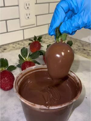 Learn how to fully dip #ChocolateCoveredStrawberries #Texas #SAHTM #FollowTrend 