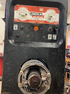 Started another little job,ol Tommy two tone, it won’t run #lincolnsa200 ##lincolnblackface #greenlightmachine #bluedialsa200 #shorthood #lincolnsa200weldingmachines #lincolnelectricwelder #sa200welders #lincolnelectric 