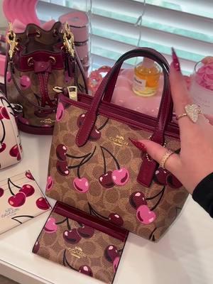 how cute is the mini city tote 🥹❣️ #coach#coachcherrycollection #coachcherry#coachhaul#unboxing #unboxinghaul#pursetok#girlytok #coachoutlet#minicitytote #minirowan#minibucket