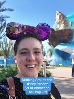 Drinking around the Disney Resorts at the Art of Animation #artofanimation #disneydrinks #disneyworld #waltdisneyworld #disneyresort #thedropoff #poolbar #artofanimationresort 