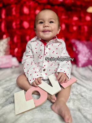 Want to take photos in your living room! Here you go! #photoshoot #babyphotoshoot  #diyphotoshoot #10monthold #babyvalentine #ValentinesDay #valentinesphotoshoot 