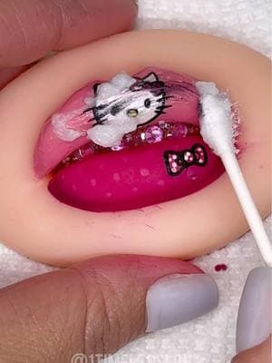 #cleanwithme #cleaning #hellokitty #hellokittyandfriends #makeuptutorial #lipstickart 