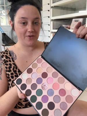 Decluttering but not really decluttering my eyeshadow palettes🤣🫡#declutteringmymakeup #decluttering #expiredmakeup #makeuporganizing 