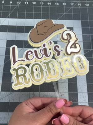 Vamos hace un cake topper #rodeocaketopper #caketopper #rodeo #cowboy #papeleriabonita #papeleriacreativa #papeleriapersonalizada #papeleriaparafiestas 