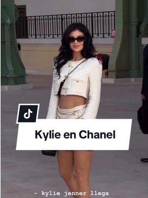 ¡@Kylie Jenner llega al desfile de Chanel en París! con una versión más juvenil y sexualizada del traje común de la casa francesa!  “Chanel fue el creador del tweed, compuesto por 100% poliéster, la textura de sus trajes” ¿Les gustó el look?  #jomarigoyso #paris #semanadelamoda #ParisFashionWeek #coleccion #looks #fashion #women #trendy #chanel #KylieJenner