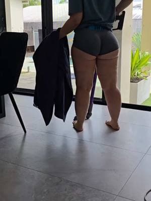 Did she miss a spot? 🥰🥰🥰🎥 @mandysfashionwalks | #curves #islandgirl #curvy #latinas #latinawomen #latinamodel #latinamami 