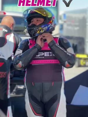 The candid moments at the track with your bestie...gotta Kickstart them some how haha 📽: @Crystal  #VegasRider #WeRide #ApexAssassins #Chuckwalla #TrackDays #MotoFam #StopWaving #LetsGo #Honda #Yamaha #1up5down 