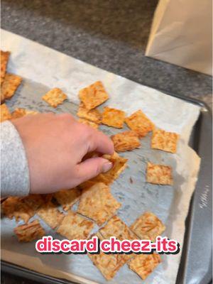 don't mind the crazy hair, it was a no school day 😭😂 cheez-it's were fire tho #sourdough #discard #discardrecipes #cheezit #yummy #noschoolday 