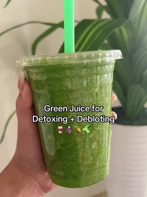 This is one of my fav green juices! 🥤💚You can drink it 2-3 times per week. It really helps with bloating. 🤰🏻🎈 #greensmoothie #gutcleanse #flattummy #detox #greenjuice 