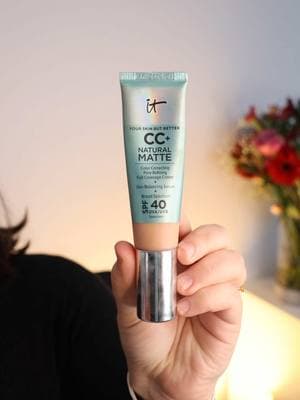 ¿La han probado? Cuéntenme qué les parece y cuál base debería probar en el siguiente video 👀💬 @IT Cosmetics #probandobases #makeupfoundation #foundationroutine 