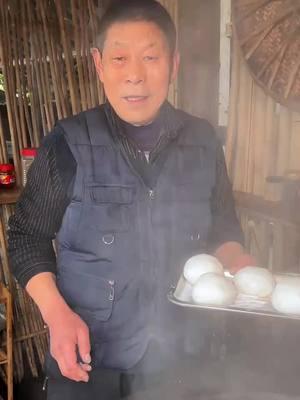 On New Year's Day, the custom here is to eat rice dumpling#NewYear'sDay #ricedumpling #RuralLife #TasteofHome 