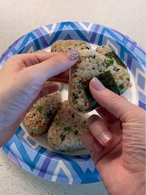 Salmon onigiri 🍙  I have grown to like this onigiri maker especially for making onigiri for a group of people or meal prepping for the week! 🍙🍙 It’s the perfect amount of rice and it’s so much faster to make. I got mine from Daiso 😄 #onigiri #salmononigiri #potluckfood