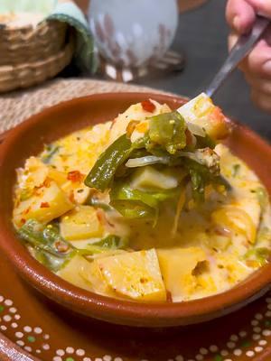 Caldo de Papas con Rajas, Elote y Queso Fresco Ingredientes: 	•	5 chiles verdes (Anaheim), asados, pelados, sin semillas y cortados en trozos pequeños 	•	1/2 cebolla, picada 	•	3 jitomates Roma, picados 	•	4 dientes de ajo, finamente picados 	•	4 papas medianas, peladas y cortadas en trozos pequeños 	•	Cilantro fresco, al gusto 	•	Elote fresco, en rebanadas de 2 pulgadas 	•	Queso fresco, cortado en cubos 	•	6 tazas de agua 	•	12 oz de leche evaporada 	•	1 cucharadita de sal 	•	1 cucharadita de pimienta 	•	1 cucharadita de orégano 	•	3 cucharaditas de consomé de tomate 	•	Chile chiltepín, al gusto, para darle un toque picante 	•	Tortillas calientes, para acompañar Instrucciones: 	1.	En una olla grande, sofríe la cebolla a fuego medio hasta que esté transparente. 	2.	Agrega el ajo y cocina por 1 minuto más. 	3.	Incorpora los jitomates y cocina durante 3-4 minutos. Añade la sal, pimienta, orégano y el consomé de tomate, mezclando bien. 	4.	Añade las papas y sofríelas durante 5 minutos, revolviendo ocasionalmente. 	5.	Vierte las 6 tazas de agua y mezcla bien. Incorpora el elote fresco, el cilantro y los chiles asados. Deja que hierva, reduce el fuego y cocina a fuego lento durante 15 minutos o hasta que las papas estén casi cocidas. 	6.	Agrega la leche evaporada y cocina por 10 minutos más. 	7.	Apaga el fuego e incorpora el queso fresco. Mezcla suavemente y deja reposar durante 5 minutos antes de servir. 	8.	Sirve caliente, decora con chile chiltepín al gusto y acompaña con tortillas calientes. ¡Provecho! #themoodeefoodie #purosabor #caldodepapasconrajas #fyp #viral #yummy #Foodie #purosabor #Love #willtravelforfood #comidamexicana 