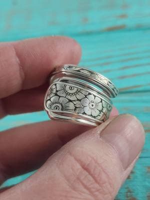 🚨 New sterling silver pattern, how pretty is this?! Made to order in your size: https://midnightjo.com/products/towle-old-brocade-sterling-silver-wrap-around-spoon-ring #midnightjo #spoonring #spoonjewelry #floraljewelry #ringoftheday #makingjewelry 