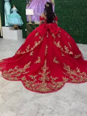 Para las niñas que les gustan el rojo . . . #larasquinceboutique #quinceañeras #quinceañera #vestidodequince #misquince #quince 